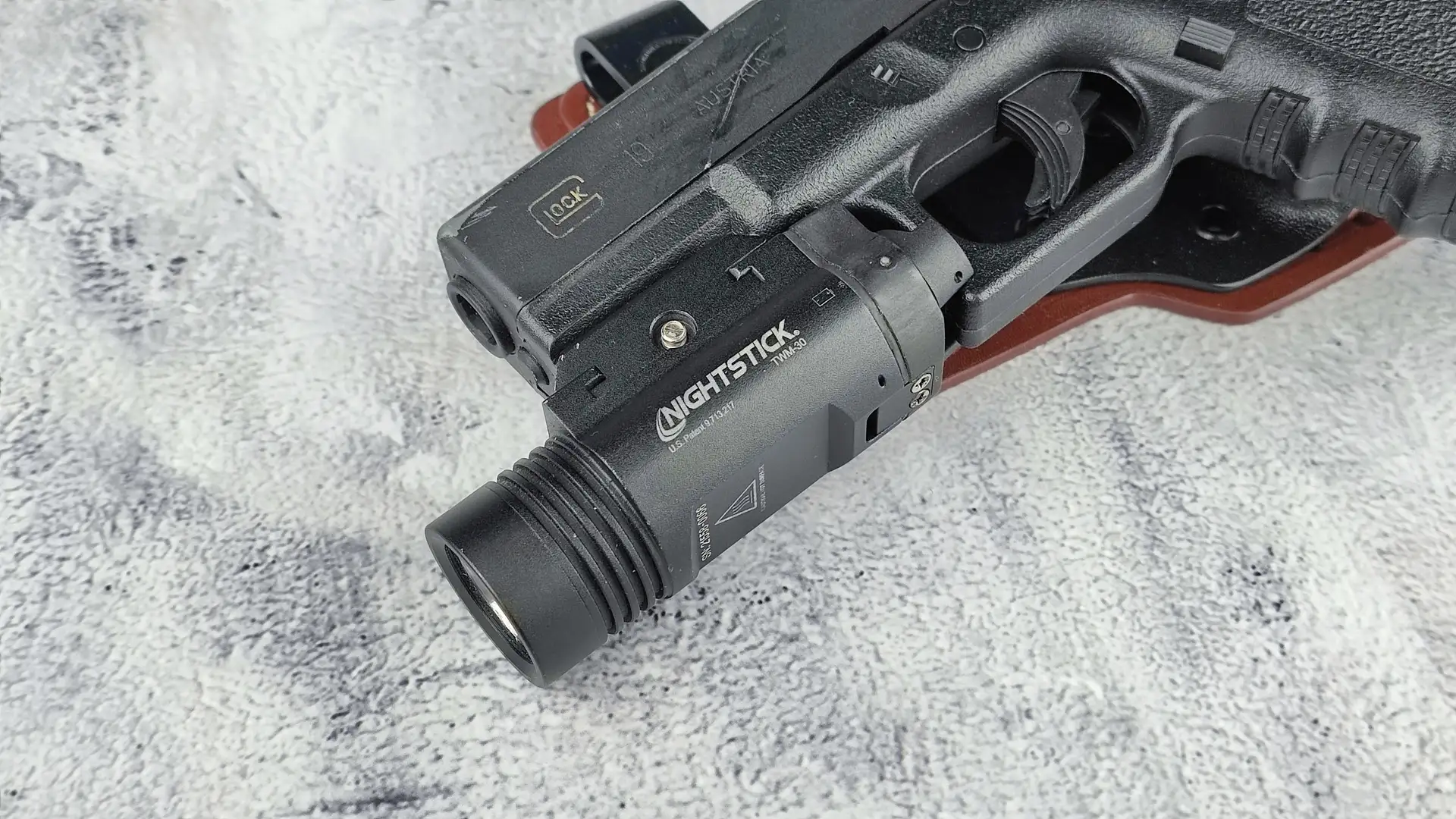 Nightstick TWM-30 on a Glock 19